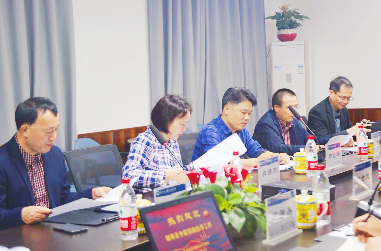 市教育局一行五人來(lái)我校開(kāi)展規(guī)范辦學(xué)行為專項(xiàng)督查