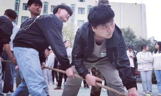 齊心協(xié)力，“繩”彩飛揚(yáng)-我校舉行拔河比賽