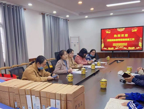 市教育局一行來我校進行學籍資助專項督查